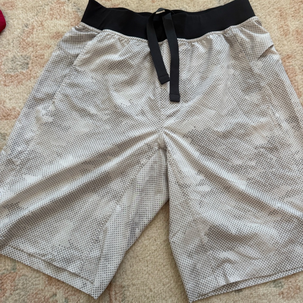 Men’s like new lululemon THE linerless 11” shorts